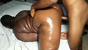 Nigdy nie wiedziałem, że chuj mojego pasierba smakuje tak dobrze w tym zakazanym seksie rodzinnym!