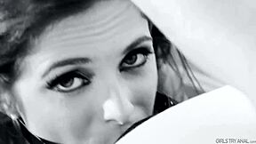 Penny Pax e Violet Monroe si tuffano nel divertimento con strap-on