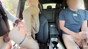 אשת מוסלמית בחוויה ראשונה של דוגינג ציבורי עם קאקולד וויור שיתוף בחוץ