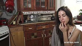 Ε, έχεις δει ποτέ την Magena να βάζει δάχτυλο στην τριχωτή πούτσα της στο ασανσέρ;