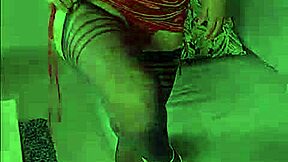 Wow! Kenia drażni w czarnych pończochach i czerwonej satynowej sukience!