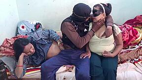 मेरा यंग 18+ ससुर दोनों बहुओं के साथ थ्रीसम का मजा लेता है