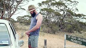 Voyeur chytený pri hriešnom masturbovaní v aute