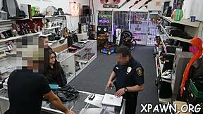 Pepek digerudi dalam realiti hardcore dengan blowjob lembap