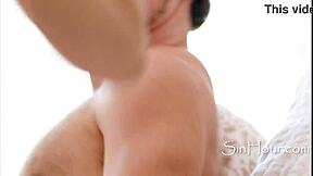 Gata natural peituda alcança orgasmo intenso em sessão hardcore