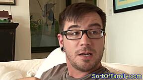 Stiefzus voelt intense plezier als ze anaal geneukt wordt doggystyle in close-up reality scene