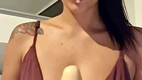 Dolazim kući napaljena i koristim dildo na svojoj dlakavoj pički