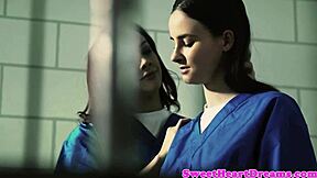 Lesbian penjara scissoring setelah jilat di sel pake tato