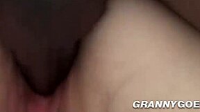 Nonna dice, Lasciami succhiare quel cazzo nero gigante dopo che mi lecchi.