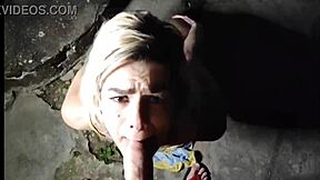 Hyppäsimme hylättyyn takapihaan hänen imiessä minua