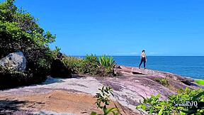 Vaalea kuntoilija tekee treenimun imun vieraalle julkisesti.