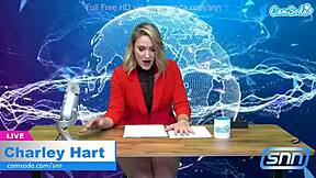 핫 밀프가 라이브 뉴스 읽는 동안 자위하고 시비안 타