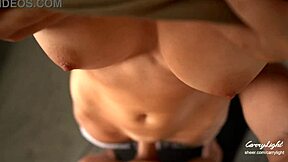 Αναρωτιέσαι πώς η ετεροθήλυ μαμά βοηθάει τον ετεροθαλή γιο να τελειώσει γρήγορα στην πούτσα της;