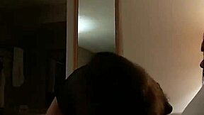 Mlada osemnajstletna punca z majhnimi cicami