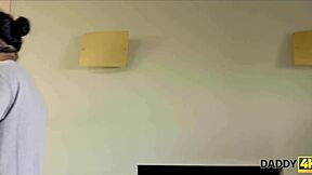 Daddy4k reifer Mann genießt Teen 18+ Fotze der heißen Babe
