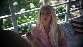 Missax prezintă o privire furișă la artist în decor erotic