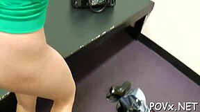 Καυτή έφηβη 18+ πόρνη γίνεται βρώμικη με πιπίλα και πούτσο