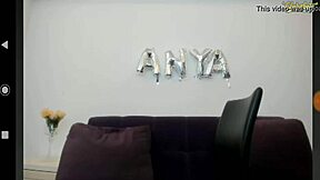 Szczupła kobieta z wielkimi cyckami używa zabawek na webcamie przez pierwszą minutę