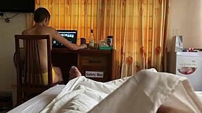 Oda arkadaşımı mastürbasyon yaparken yakaladım, ağzına boşalana kadar emdim!