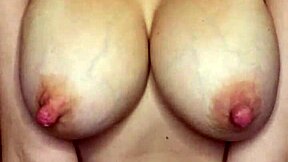 Laktaava australialainen MILF rintamaidon leikit vibraattorilla