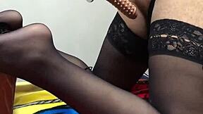 ¿Qué opinas de esta puta anal? Usa juguetes intensamente