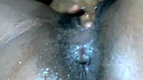 فتاة سوداء قذرة ترش بعنف أثناء لعب بالألعاب الرطبة