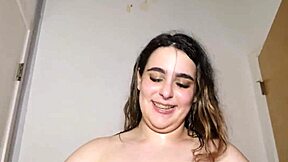 البريئة سيرينيتي تايلور تثير قضيبين كبيرين