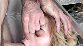 Πιάστηκε η Κλέφτρα Anastasia Knight Τιμωρείται από Γείτονα σε Δεσμά