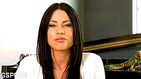 Die Prachtige Brunette Wordt Voorover Gebogen En Hard Geneukt Op De Trap