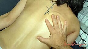 Belle-mère pulpeuse aux yeux bleus se déshabille pour son premier massage, révélant son cul sexy et son fétichisme pour les grosses bites