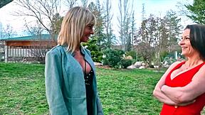 Franse blonde milf hunkert naar een hete trio met grote tieten en zoenen