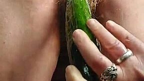 Mamie baise sa chatte poilue avec un concombre en solo