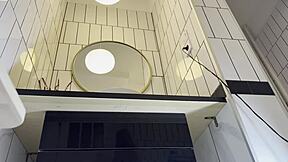 Pozri na tieto super modelky veľké cicí a zadok v kúpeľni, bez nohavičiek!