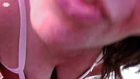 Pojď blíž a očichej můj velký krásný sexy zadek, roztahuje ho dokořán