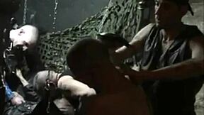 Mă simt atât de atrasă de acești tipi punks sleazy din darkroom