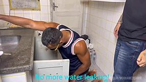 Jag sög den heta rörmokarens kuk