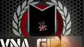 A francba! Vicky Vette dörzsöli a punciját és villogtatja a barnulásvonalakat a zuhanyban