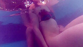 Sex v bazéne s Gabrielou tínedžerkou 18+ s veľkým zadkom vo vášnivej stretnutí pri vode