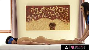 ऑल गर्ल मसाज - पर्वर्ट मसाजर बाथरूम में मस्ती करते हुए क्लाइंट अनिसा केट से कैच