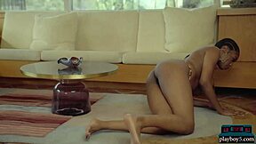 أنا مهووس بصدر نايلا الطبيعي الكبير الأسود يتمايل