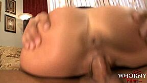 Vrela Latina model sa velikim sisama dobija lizanje i jebanje tesne pičke tokom vrele fotosession.