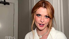 Hei, am întâlnit-o în lift, acum e goală în camera mea de hotel! Vrei să vezi pizda strâmtă a acestei roșcate?