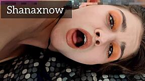 Tinejdžerka 18+ na koledžu igra se dildom vodi do intenzivnog orgazma u 4k