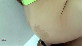 Am profitat de pasărea vitregă distraşi la spălat rufe, am futut-o cu pulă uriaşă