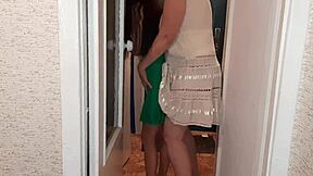 ¿Soy mejor follando a la amante de tu esposo con strap-on que él? Mira cómo vuela su orgasmo.