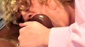 Milf Engole Pica Preta Grande em Surpresa de Aniversário Interracial Caseira.