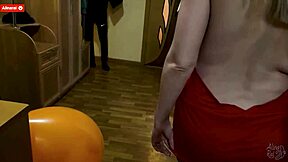 Młoda jeździ i kończy na jego twarzy z małymi cyckami