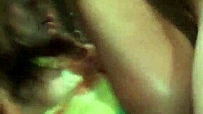 Riempimi con la tua sborra, vecchio, mentre mostro le mie piccole tette 18+ e imploro per quel cazzo creampie