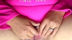 Kraljica štrcanja zadirkuje mokrom obrijanom pičkom u bliskom fingiranju