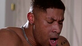 Lily Labeau Ressent une Passion Intense en Charmant des Clients BBC pour un Trio Salle de Bain